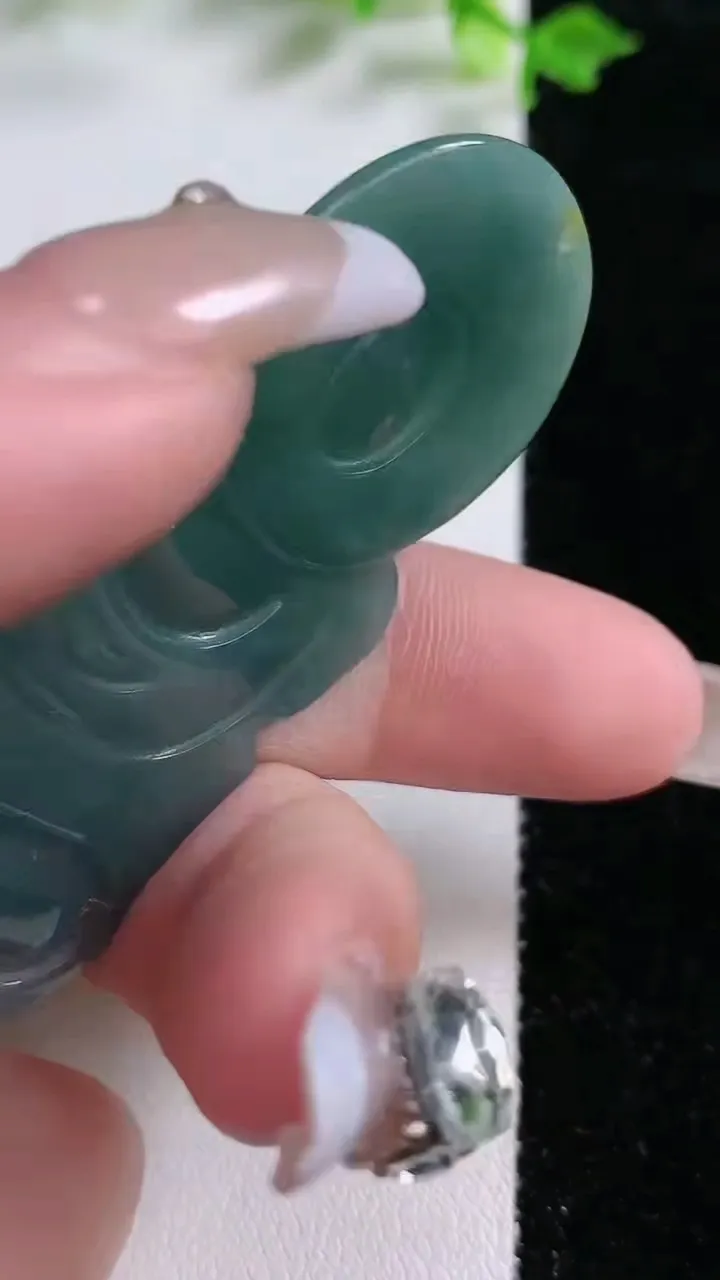 天然A货翡翠度母观音吊坠，尺寸61.3-35.6-5.1，重:17.86g
1月20日