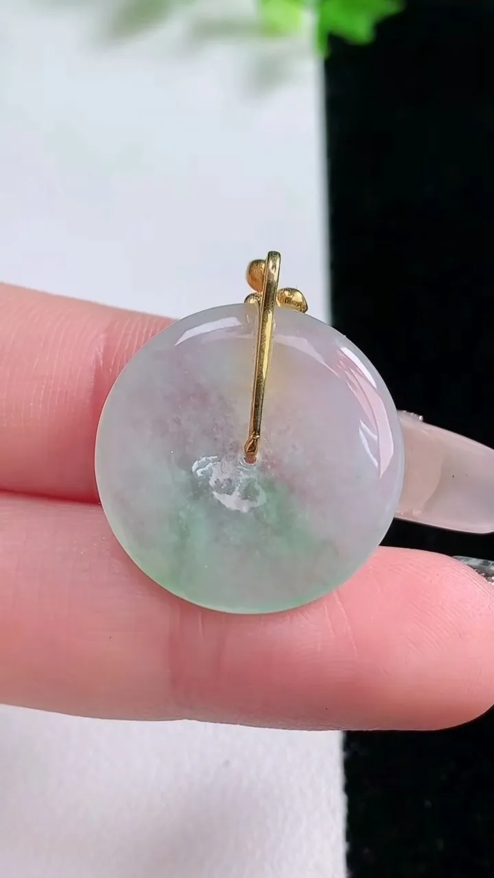 天然A货翡翠平安扣吊坠，尺寸21.7-3，重量:3.42g
1月20日