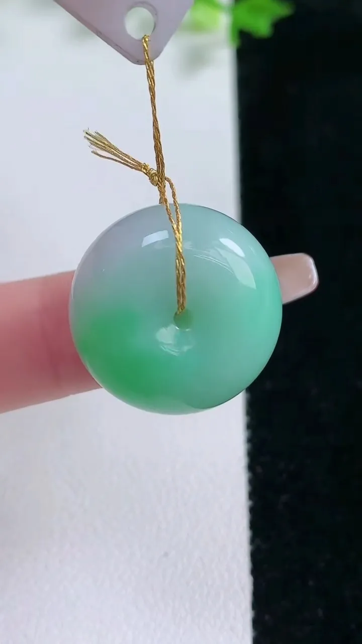 天然A货翡翠路路通吊坠，尺寸20.5-12，重量:11.13g
1月20日