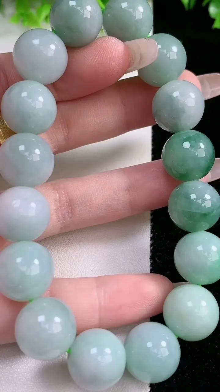 天然A货翡翠圆珠手串，尺寸13.8-16颗，重:76.08g1月20日
工厂直销收藏佳品,种好水足，