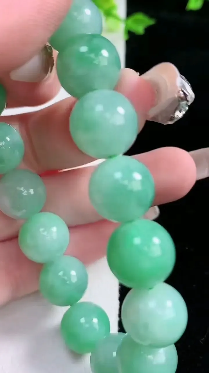 天然A货翡翠圆珠手串，尺寸12，重:46.80g1月20日
工厂直销收藏佳品,种好水足，色泽均匀，有种有色，上手高大气！