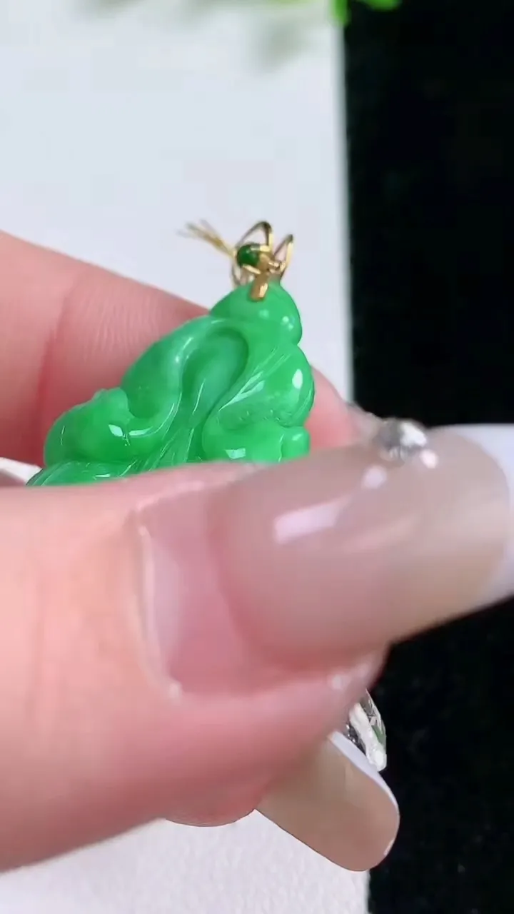 天然A货翡翠白菜吊坠，尺寸30-19-5.8，重量:6.36g
1月20日