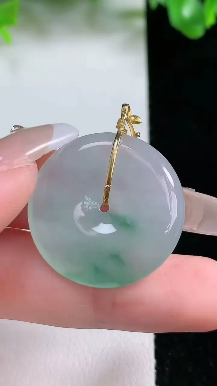 天然A货翡翠18K金飘花平安扣吊坠，尺寸27.2-4.8，重量:8.02g
1月21日