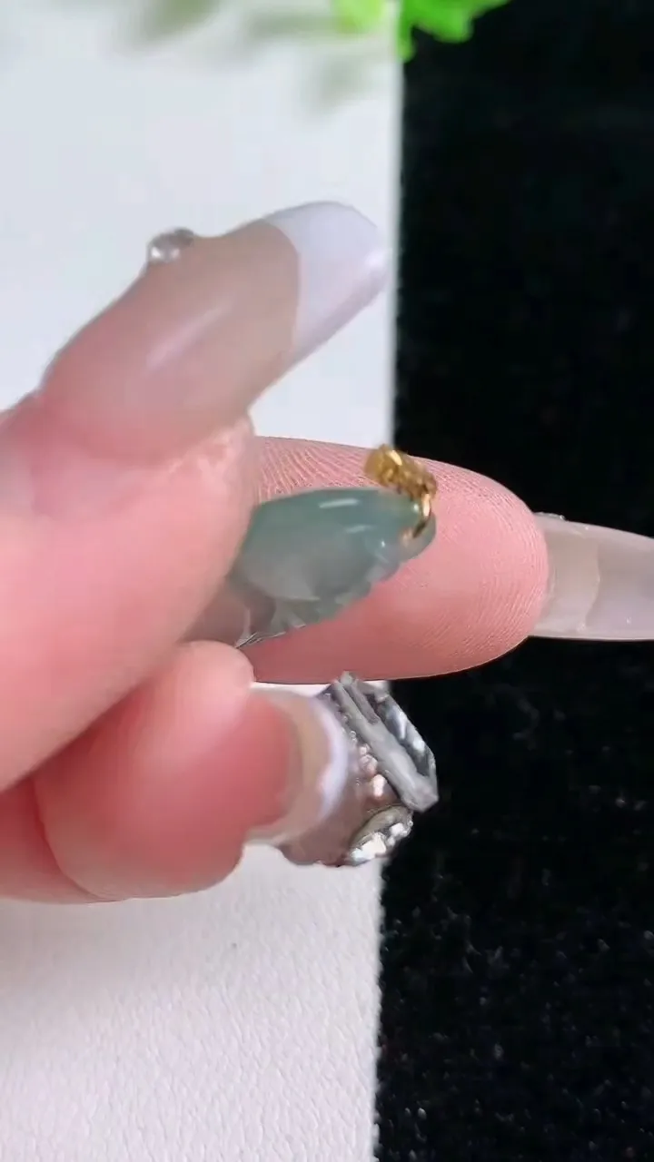 天然A货翡翠葫芦吊坠，尺寸 23-6.9-4.3，重:2.02g
1月20日