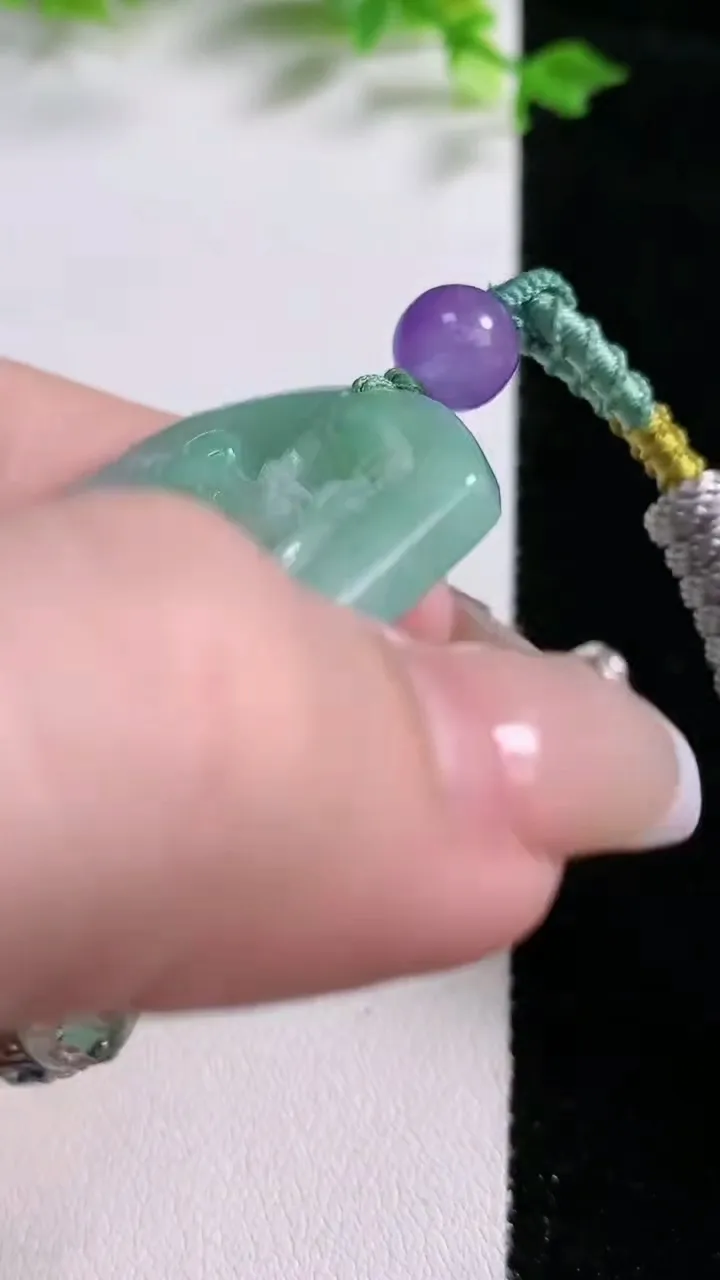 天然A货翡翠梅花鹿吊坠，尺寸58.6-45.6-6，重:27.60g
1月20日