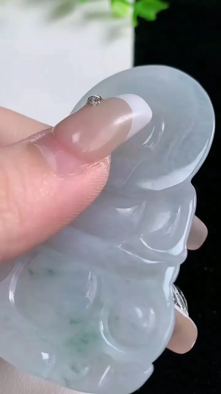 天然A货翡翠飘花观音菩萨吊坠，尺寸63-41.3-5.4，重:24.32g
1月20日