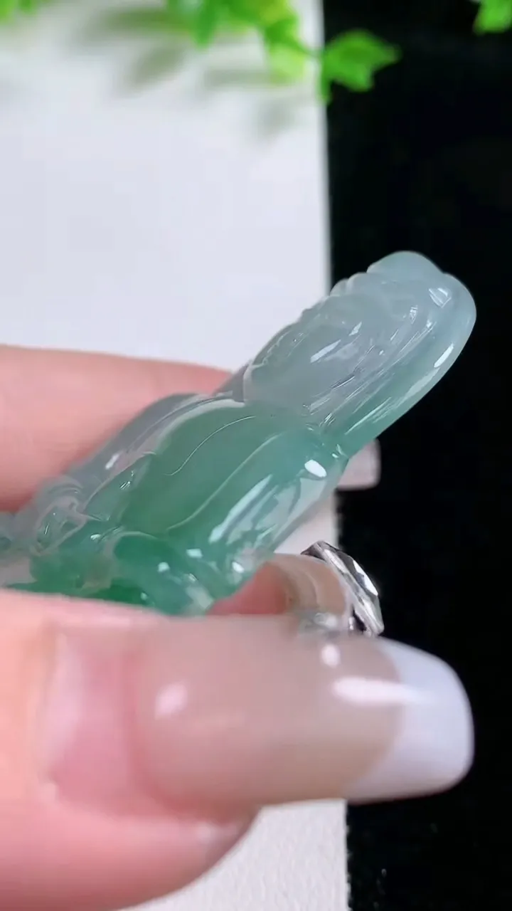 天然A货翡翠种飘花观音菩萨吊坠，尺寸57.3-37.7-5.5，重量:21.58g
1月20日