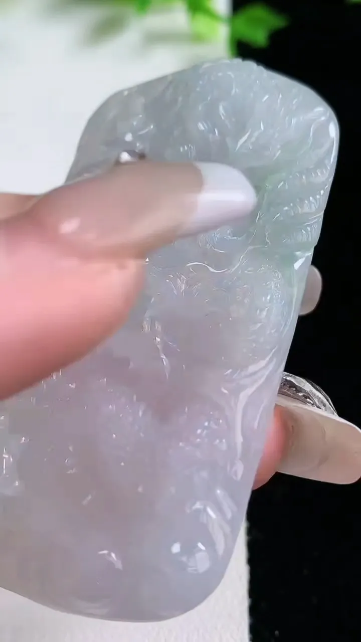 天然A货翡翠龙牌吊坠，尺寸63-33.8-7，重量:31.26g
1月20日