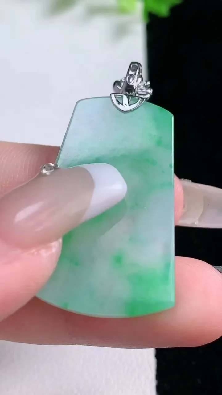 天然A货翡翠无事牌吊坠，，尺寸34.5-22.8-3.6，重量:8.62g
1月20日