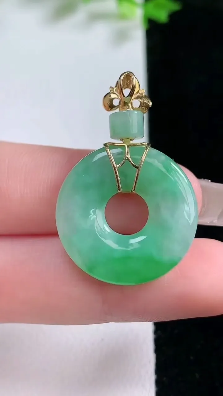 天然A货翡翠平安环吊坠，尺寸22.8-3.7，重量:5.09g
1月20日