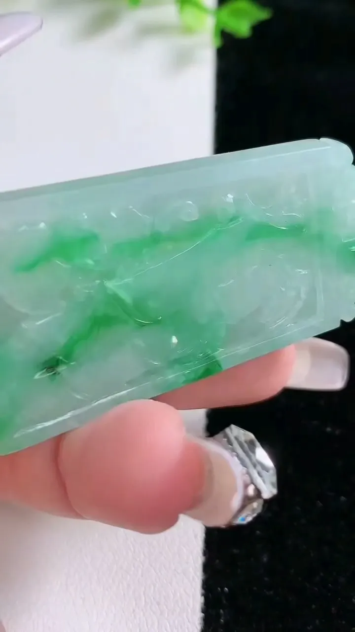 天然A货翡翠节节高升 竹节吊坠，尺寸54-28.8-4.2，重:15.91g
1月20日