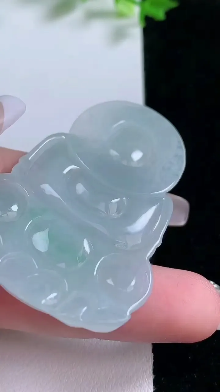 天然A货翡翠观音菩萨吊坠，尺寸53.6-36-4.7，重量:17.22g
1月20日