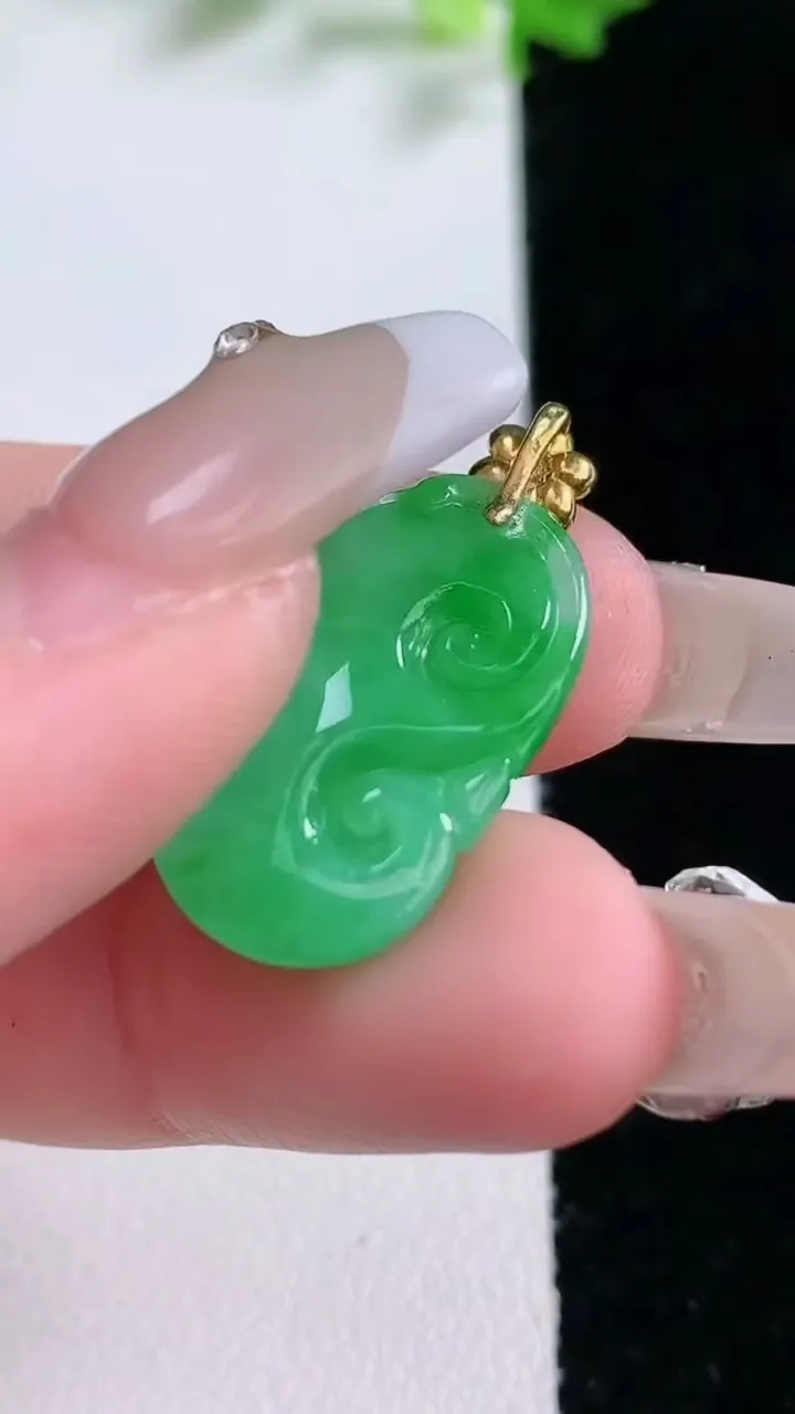 天然A货翡翠如意吊坠，尺寸22.2-12.7-5.2，重量:2.95g
1月20日