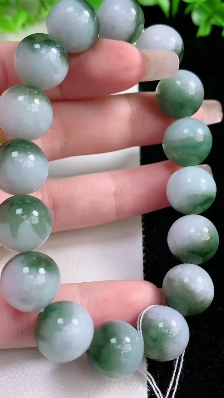天然A货翡翠圆珠手串，尺寸13-16颗，重量:60.95g1月20日
工厂直销收藏佳品,种好水足，色
