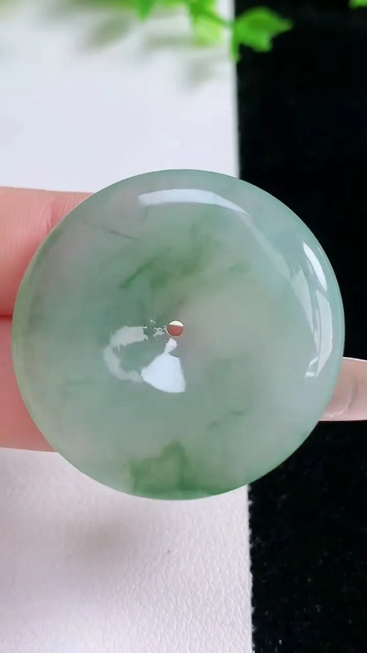 天然A货翡翠平安扣吊坠，尺寸36.3-5.8，重量:16.79g
1月20日