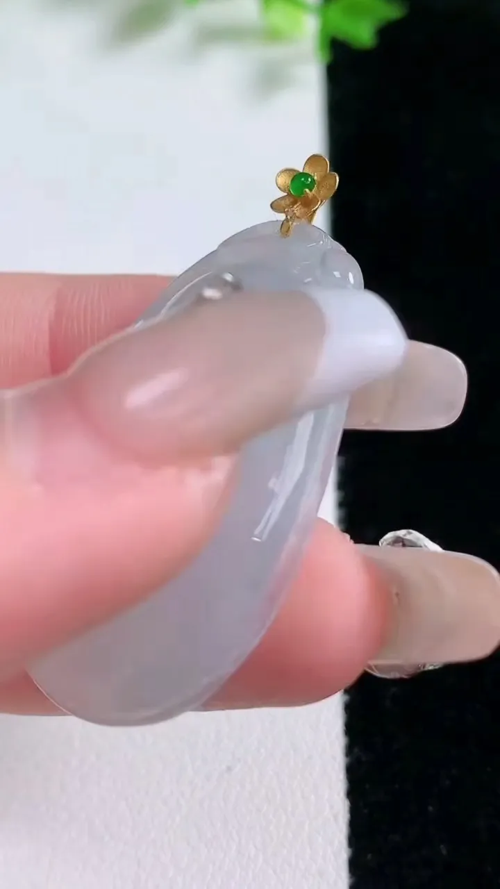 天然A货翡翠如意吊坠，尺寸37.6-23.5-5.4，重量:9.09g
1月20日