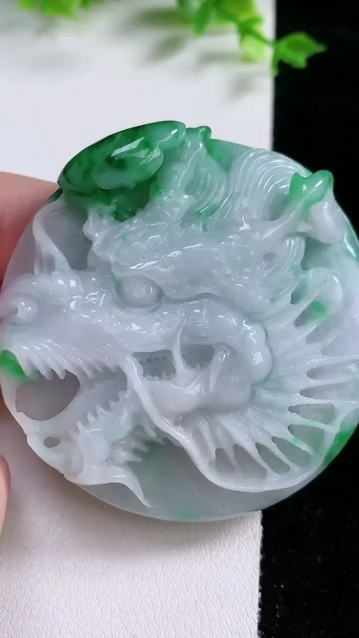 天然A货翡翠龙牌吊坠，尺寸56.8-14.2，重:70.54g
1月20日