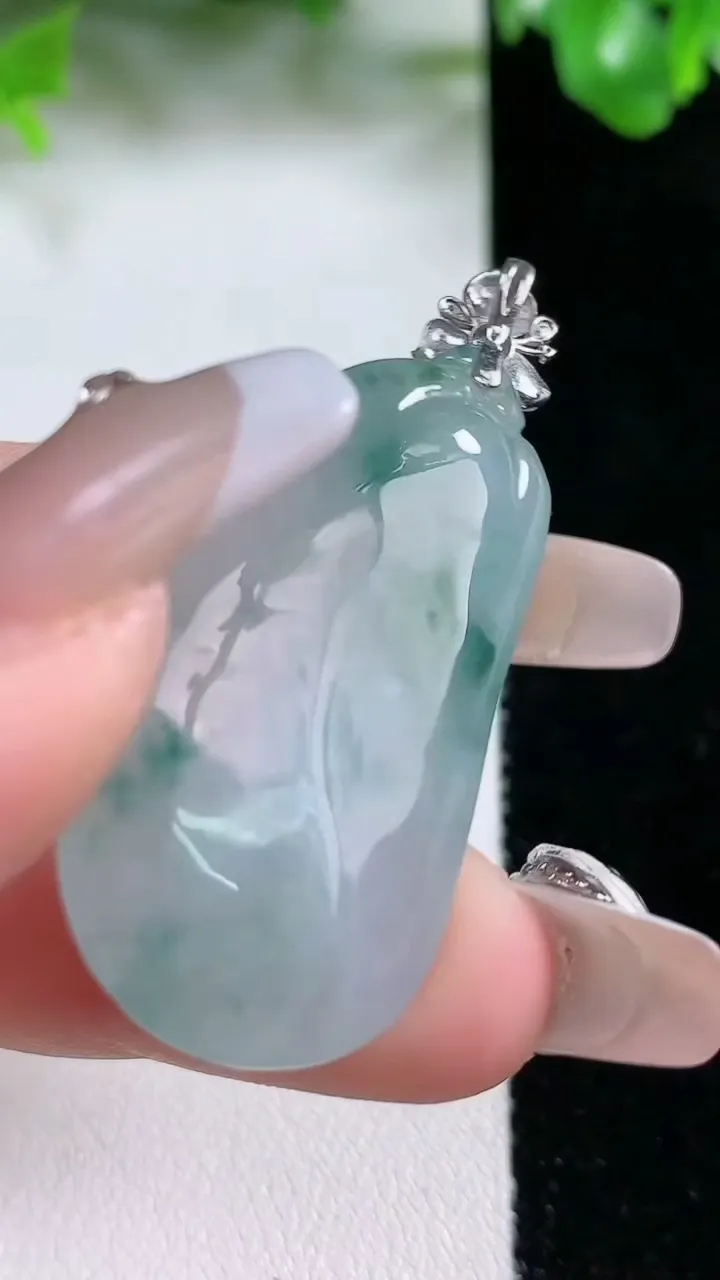 天然A货翡翠种飘花福瓜吊坠，尺寸35.4-18.5-7.3，重量:10.71g
1月20日