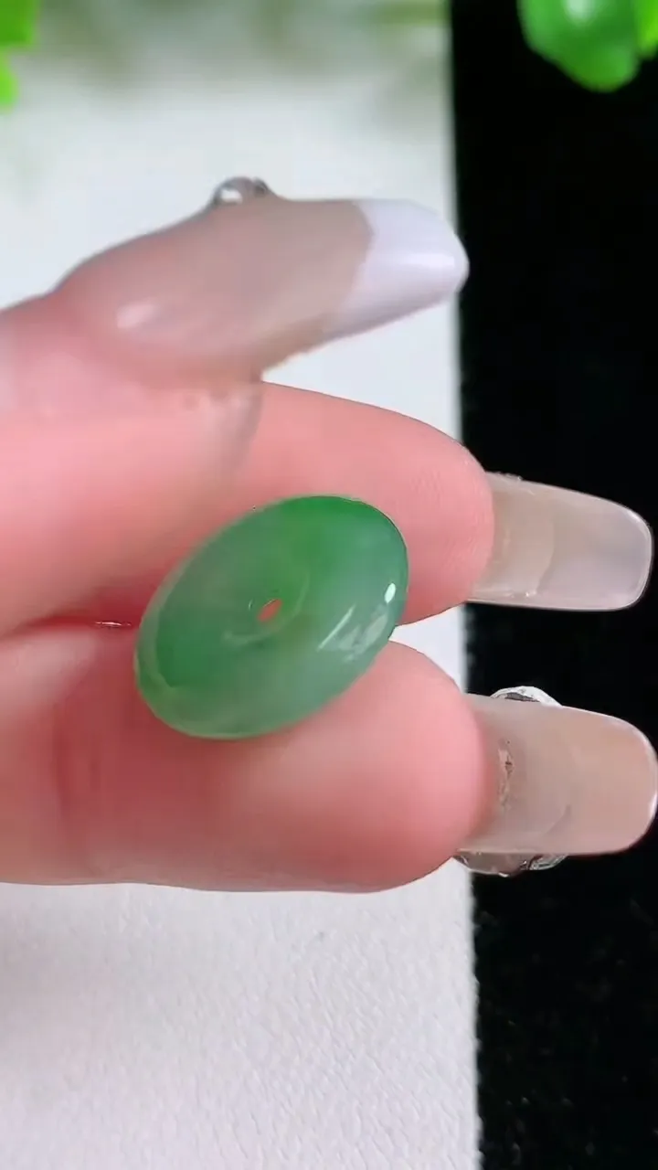 天然A货翡翠平安扣吊坠，尺寸16-3.3，重量:1.86g
1月20日