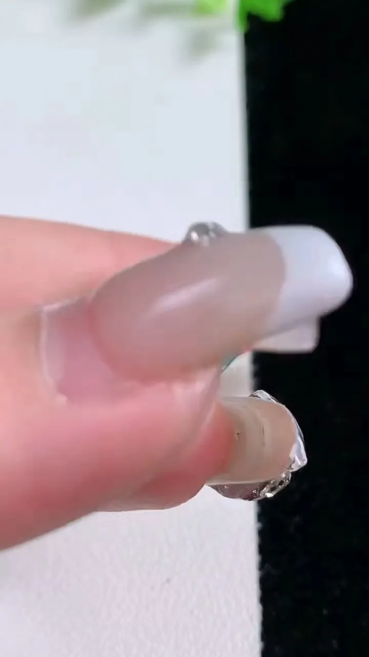 天然A货翡翠平安扣吊坠，尺寸30.6-5.6，重量:11.70g
1月20日