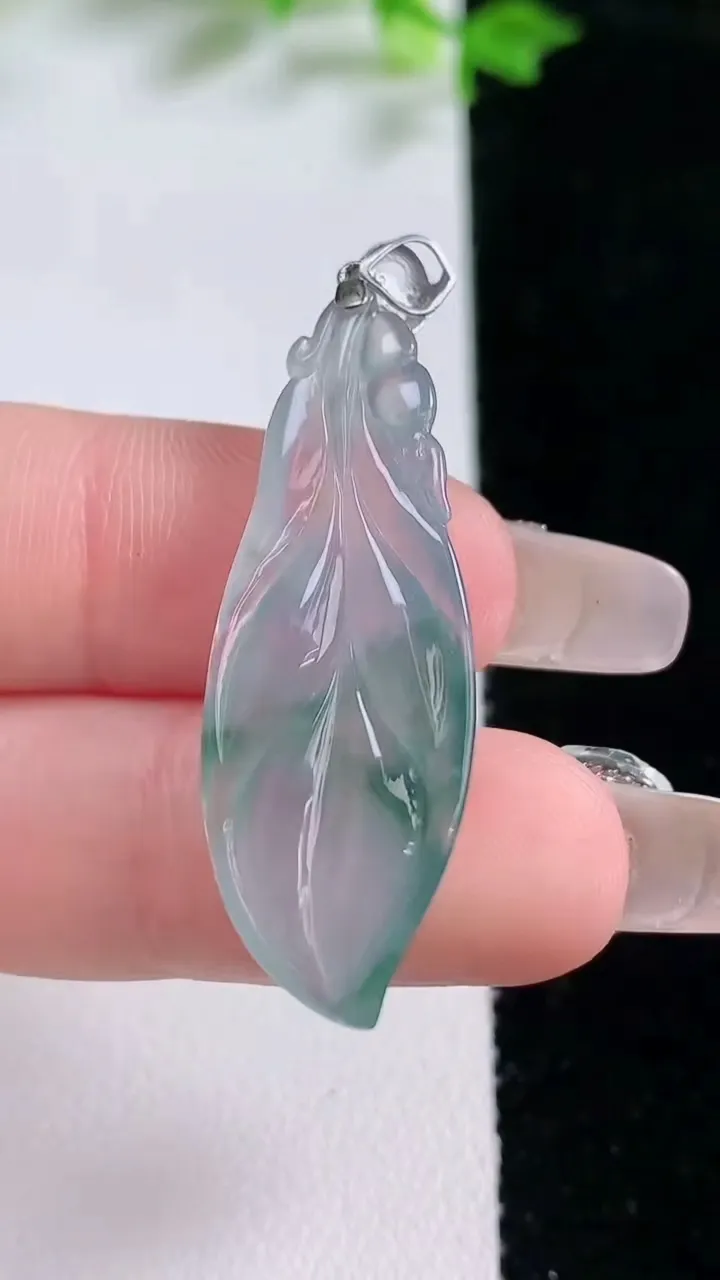 天然A货翡翠种飘花金枝玉叶 叶子吊坠，尺寸37.6-13.3-5.4，重量:3.79g
1月20日