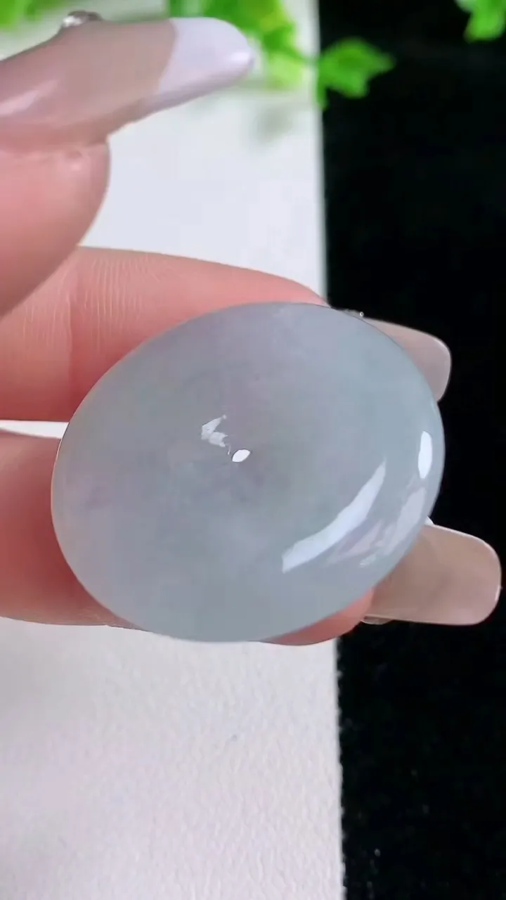 天然A货翡翠平安扣吊坠，尺寸29.7-4.6，重量:9.15g
1月20日