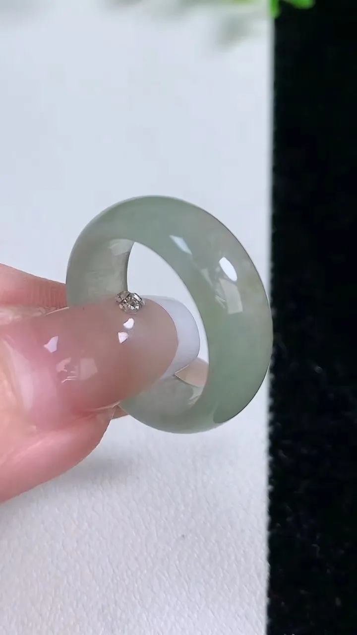 天然A货翡翠指环戒指，尺寸17.5-7.5-3.5，重:4.52g2026年1月20日
工厂直销收藏佳品,种好水足，色泽均匀，有种有色，上手高大气！