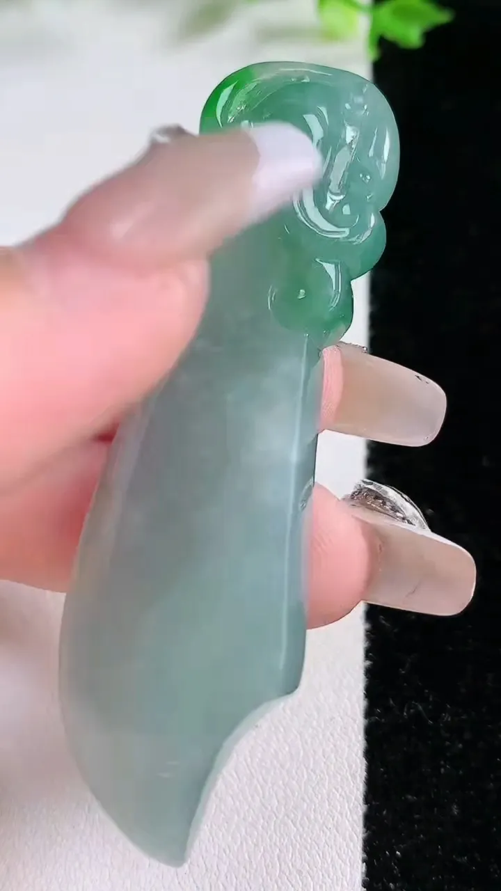 天然A货翡翠蓝水大砍刀把玩件，尺寸66.6-20-6.8，重:19.20g
1月20日