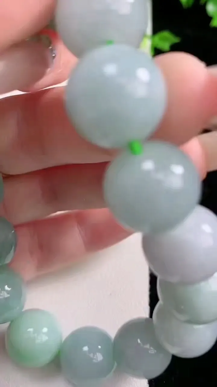 天然A货翡翠圆珠手串，尺寸13.8-16颗，重:76.08g1月20日
工厂直销收藏佳品,种好水足，色泽均匀，有种有色，上手高大气！