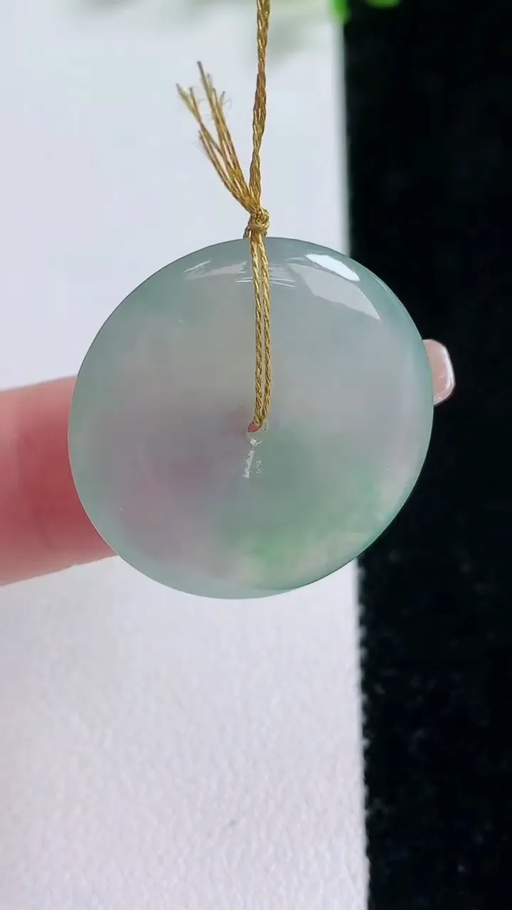 天然A货翡翠平安扣吊坠，尺寸24.5-4.2，重量:5.97g
1月20日