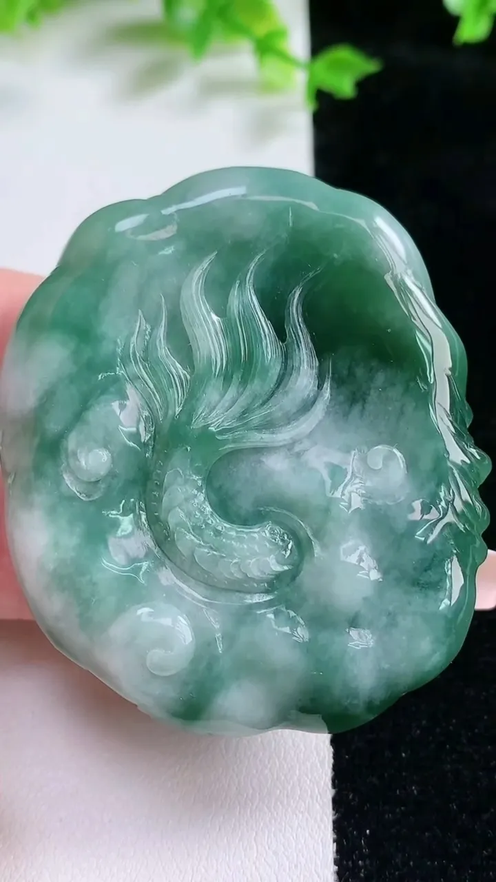 天然A货翡翠龙牌吊坠，尺寸54-48.2-12，重量:57.93g
1月20日