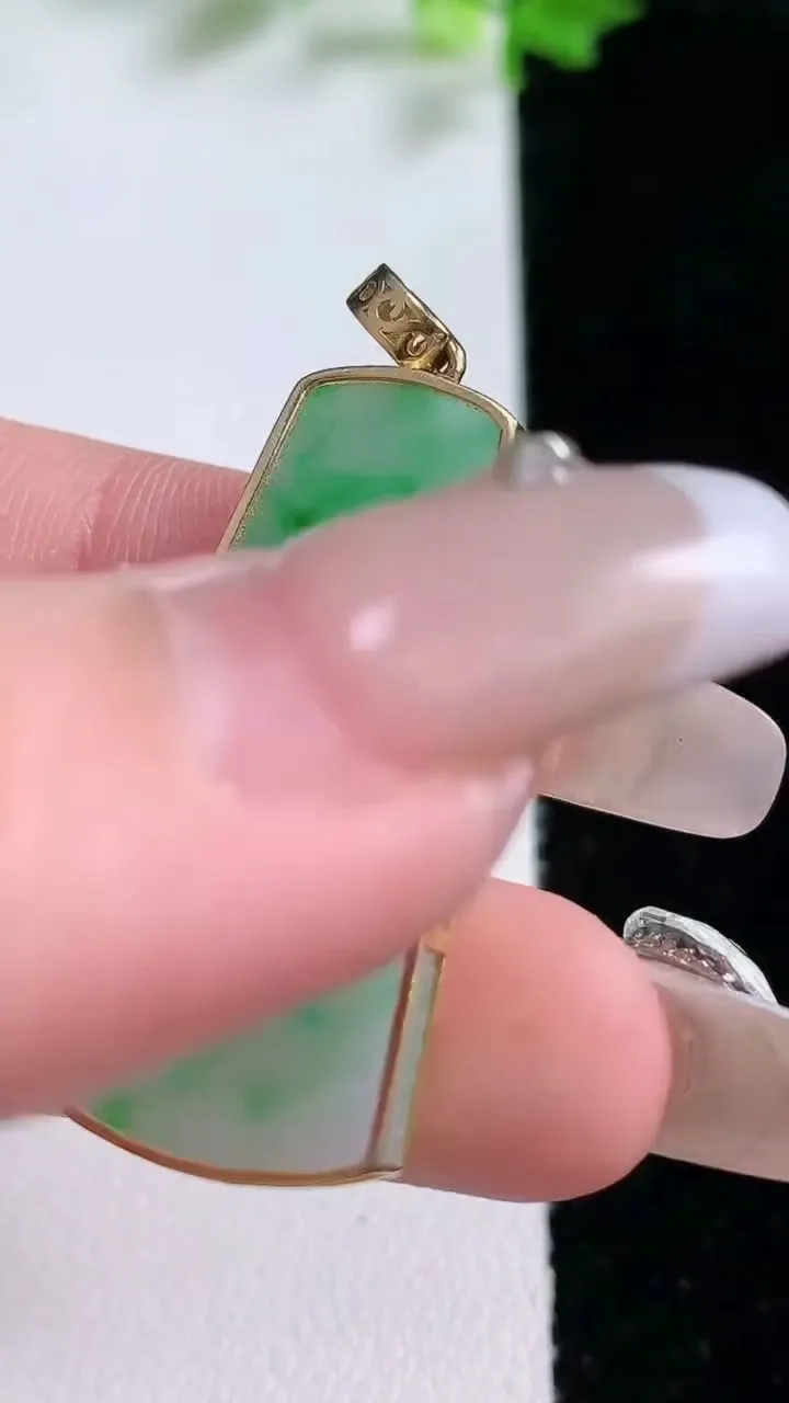 天然A货翡翠无事牌吊坠，尺寸34-18-3，重量:4.86g
1月20日