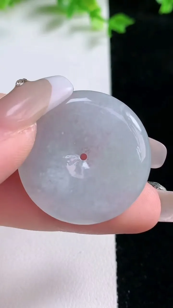 天然A货翡翠平安扣吊坠，尺寸29.7-4.6，重量:9.15g
1月20日