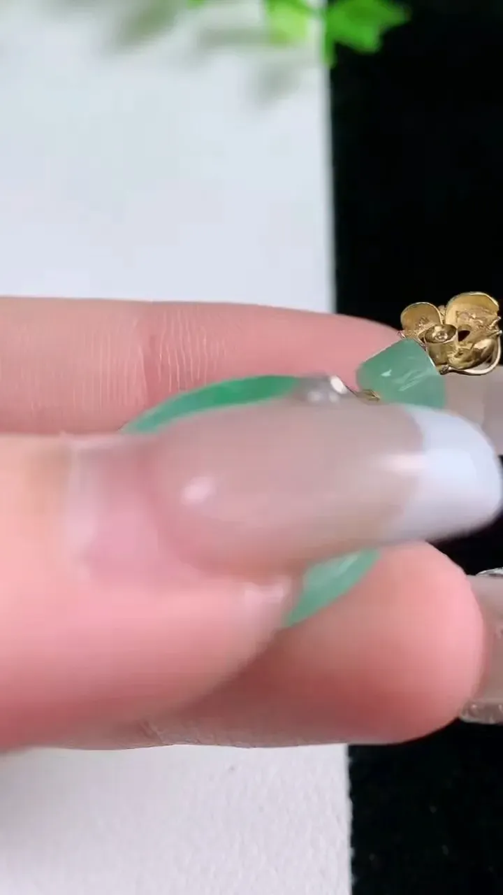 天然A货翡翠平安环吊坠，尺寸22.8-3.7，重量:5.09g
1月20日