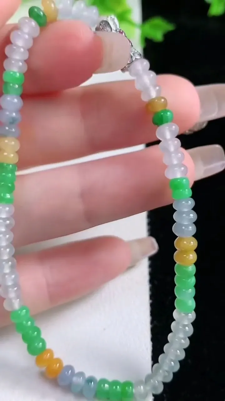 天然A货翡翠三彩算盘珠手串，尺寸4.2-2.9-68颗，重量:7.92g1月20日
工厂直销收藏佳品,种好水足，色泽均匀，有种有色，上手高大气！