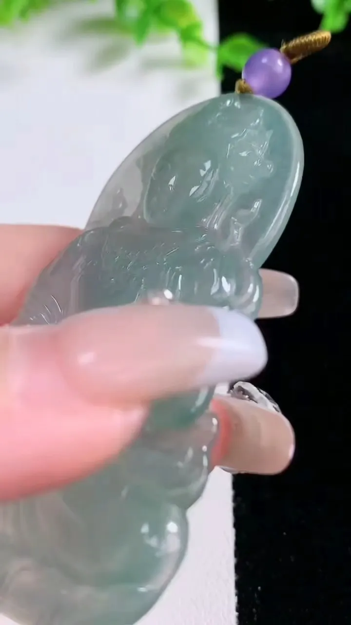 天然A货翡翠度母观音吊坠，尺寸68.8-45-4.8，重量:28.26g
1月20日