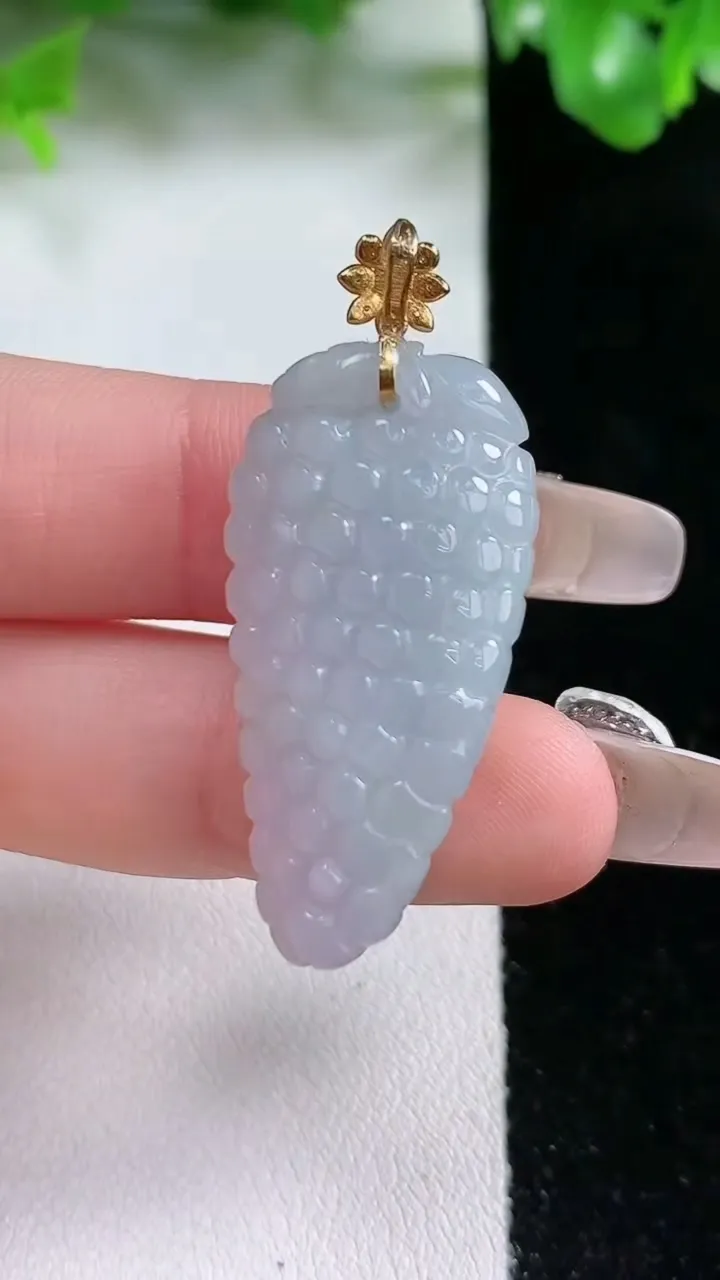 天然A货翡翠多子多福 葡萄吊坠，尺寸38-17.5-12.8，重量:10.28g
1月20日