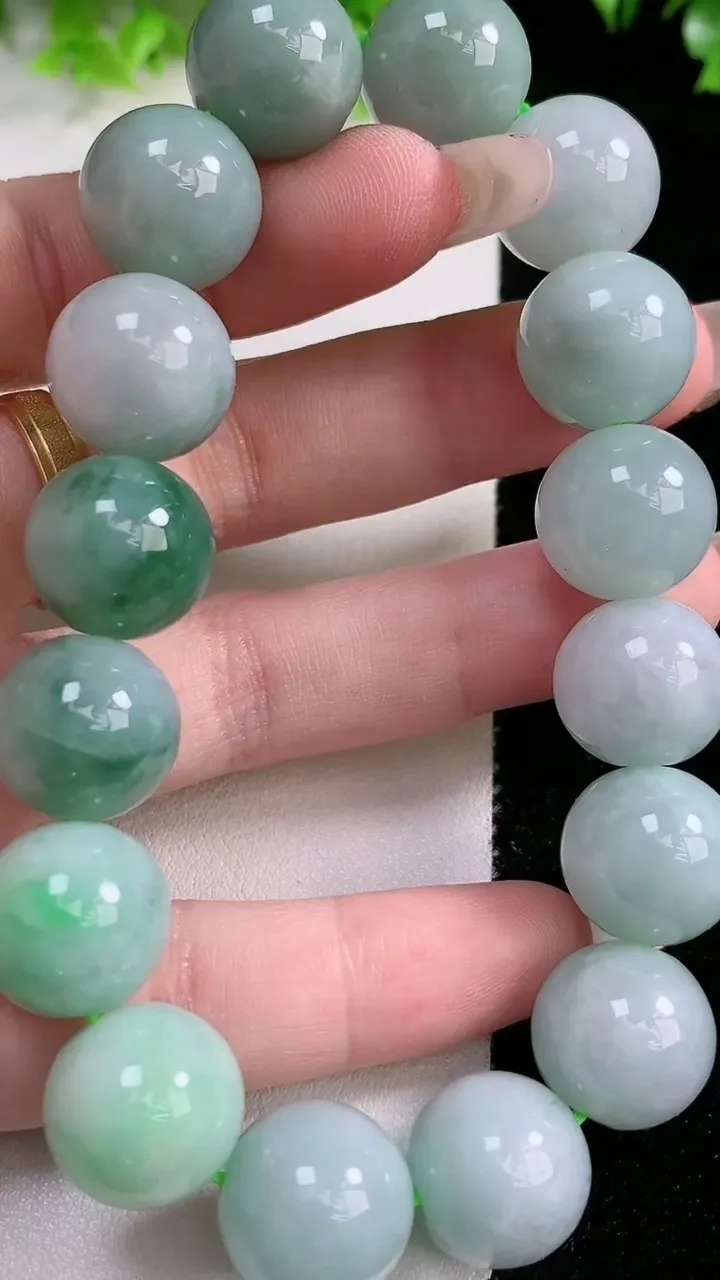 天然A货翡翠圆珠手串，尺寸13.8-16颗，重:76.08g1月20日
工厂直销收藏佳品,种好水足，色泽均匀，有种有色，上手高大气！