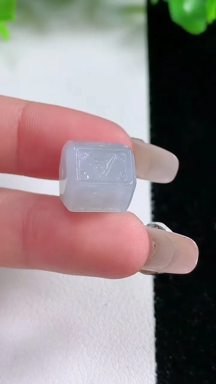 天然A货翡翠六字真言 路路通吊坠，尺寸12-11.8，重量:5.15g
1月20日