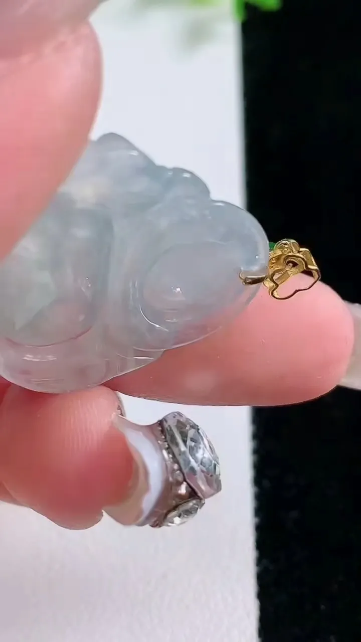 天然A货翡翠种飘花佛公吊坠，尺寸24.8-27.4-5.4，重量:5.49g
1月20日