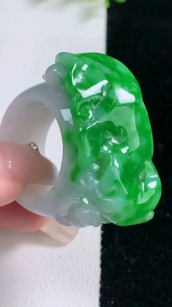 天然A货翡翠如意指环扳指，尺寸21-16.5-11，重:27.72g2026年1月20日
工厂直销收藏佳品,种好水足，色泽均匀，有种有色，上手高大气！