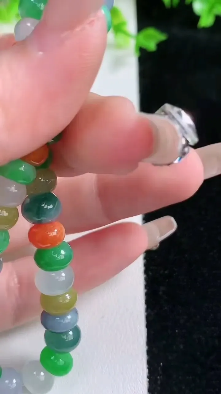 天然A货翡翠四彩算盘珠手串，尺寸8.3-4.8-38颗，重量:23.58g1月20日
工厂直销收藏佳品,种好水足，色泽均匀，有种有色，上手高大气！