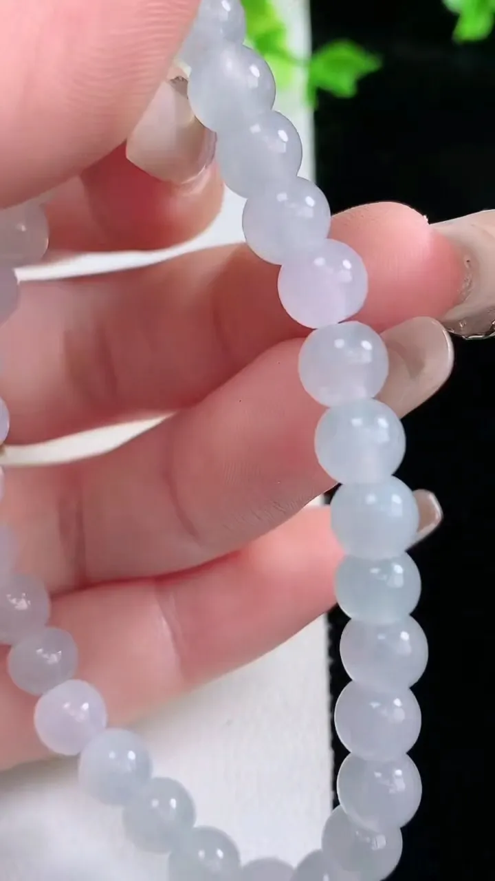 天然A货翡翠种白冰圆珠手串，尺寸6.7-29颗，重量:15.76g1月20日
工厂直销收藏佳品,种好水足，色泽均匀，有种有色，上手高大气！