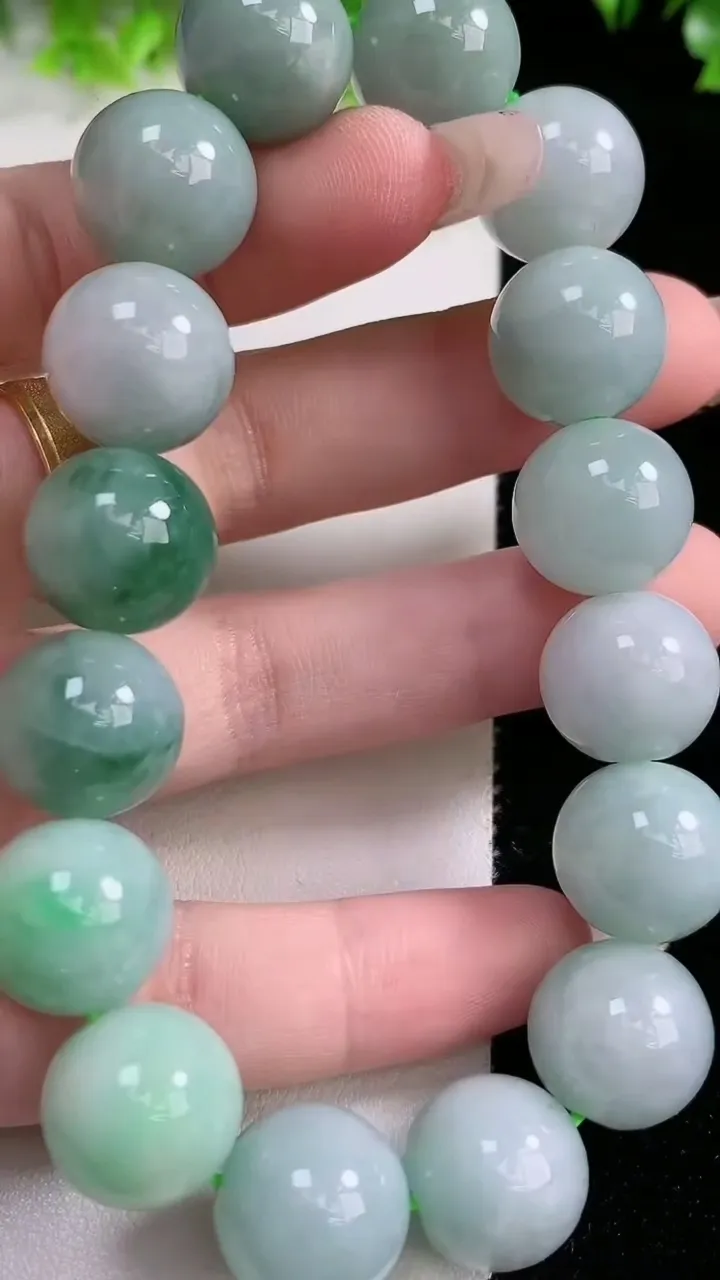 天然A货翡翠圆珠手串，尺寸13.8-16颗，重:76.08g1月20日
工厂直销收藏佳品,种好水足，色泽均匀，有种有色，上手高大气！