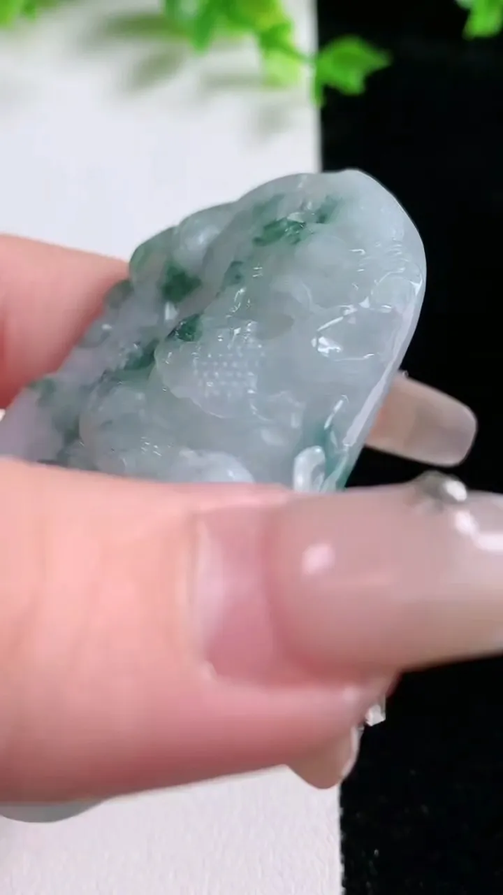 天然A货翡翠飘花龙牌吊坠，尺寸58.7-40.8-9，重量:33.24g
1月20日