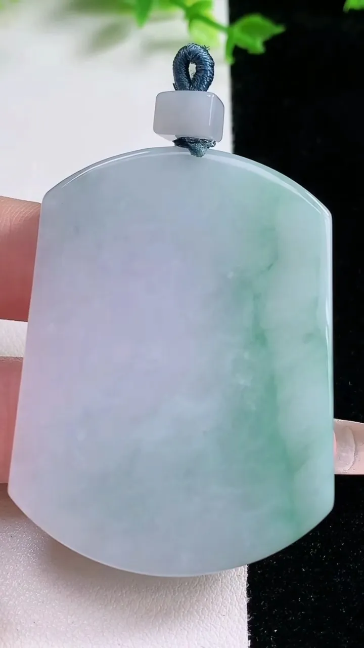 天然A货翡翠无事牌吊坠，尺寸52.4-38.8-5.7，重量:35.86g
1月20日