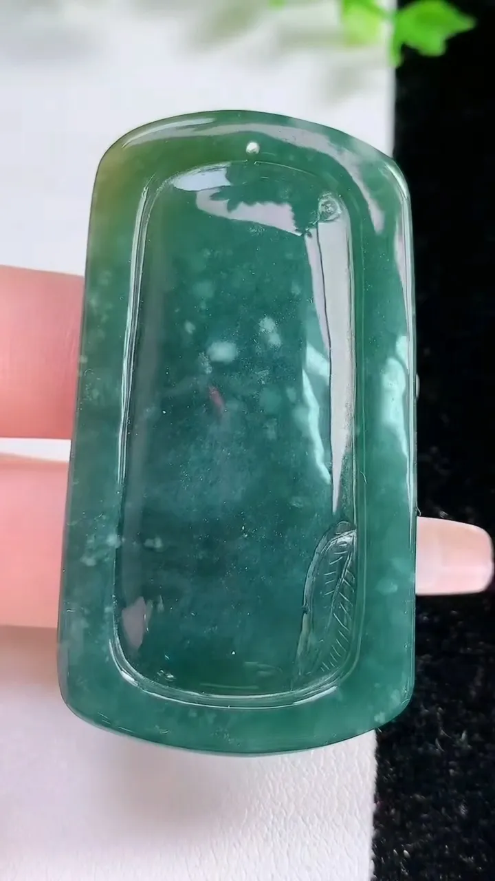 天然A货翡翠梅花鹿吊坠，尺寸57-31.5-8.6，重:25.09g
1月20日