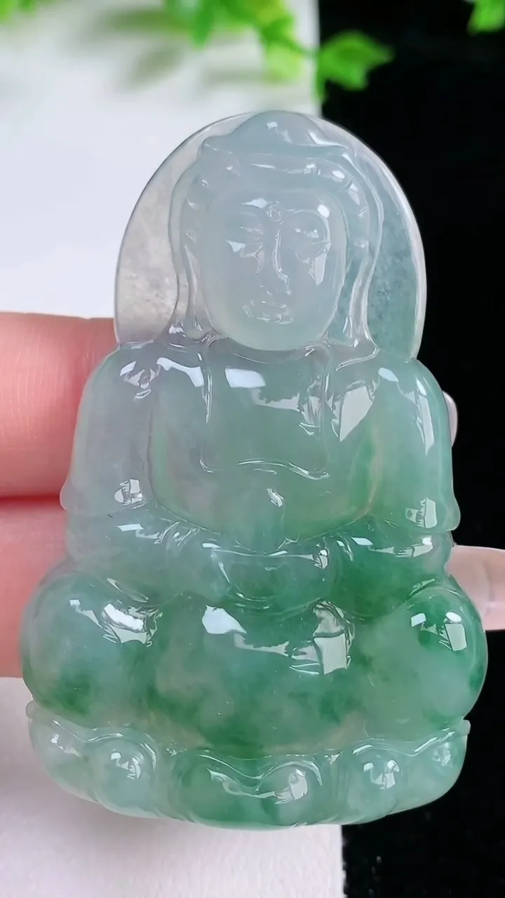 天然A货翡翠种飘花观音菩萨吊坠，尺寸57.3-37.7-5.5，重量:21.58g
1月20日