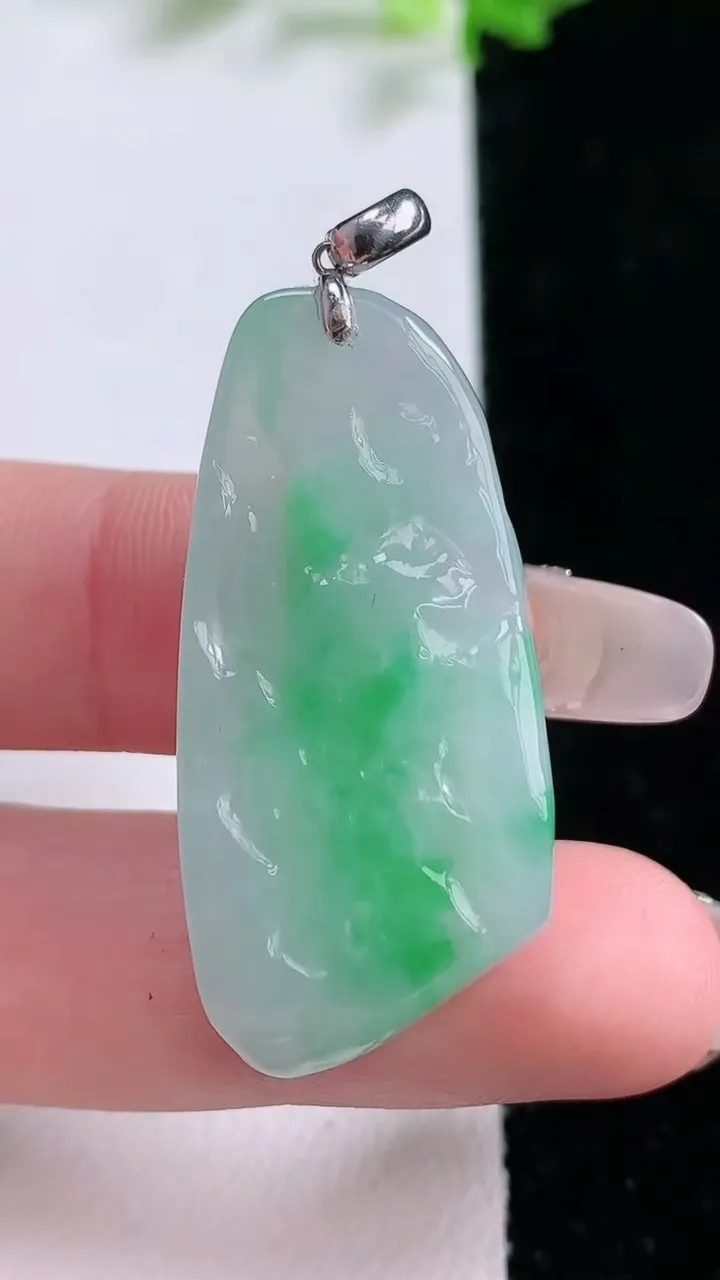 天然A货翡翠原石吊坠，尺寸37.3-18.2-6.4，重量:9.45g
1月20日