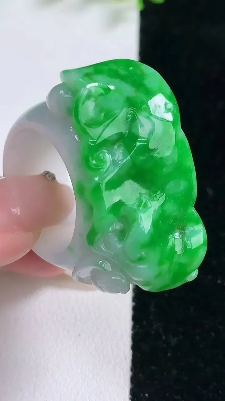 天然A货翡翠如意指环扳指，尺寸21-16.5-11，重:27.72g2026年1月20日
工厂直销收藏佳品,种好水足，色泽均匀，有种有色，上手高大气！
